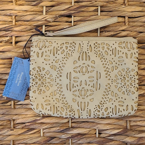 Simply Vera Wristlet - Picture 1 of 3